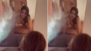 Bokep indo cewek minta gaya doggy di depan kaca