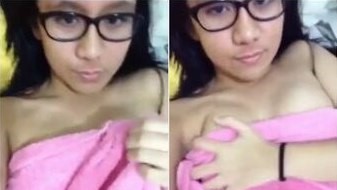 Bokep indo abg lugu malu keliatan tetek vcs pakai handuk