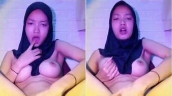 Bokep indo kerudung hitam dua jari masuk meki sambil live