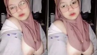 Bokep indo hijab mungil pamer toge enak di liat