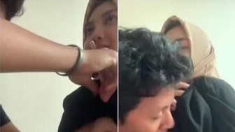 Bokep indo abg hijab emut eskrim cowok nya malah emut tetek