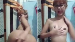 Bokep indo abg kacamata toket kecil pamer meki mungil