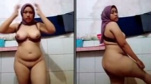 Bokep indo hijab tobrut pamer body di kamar mandi